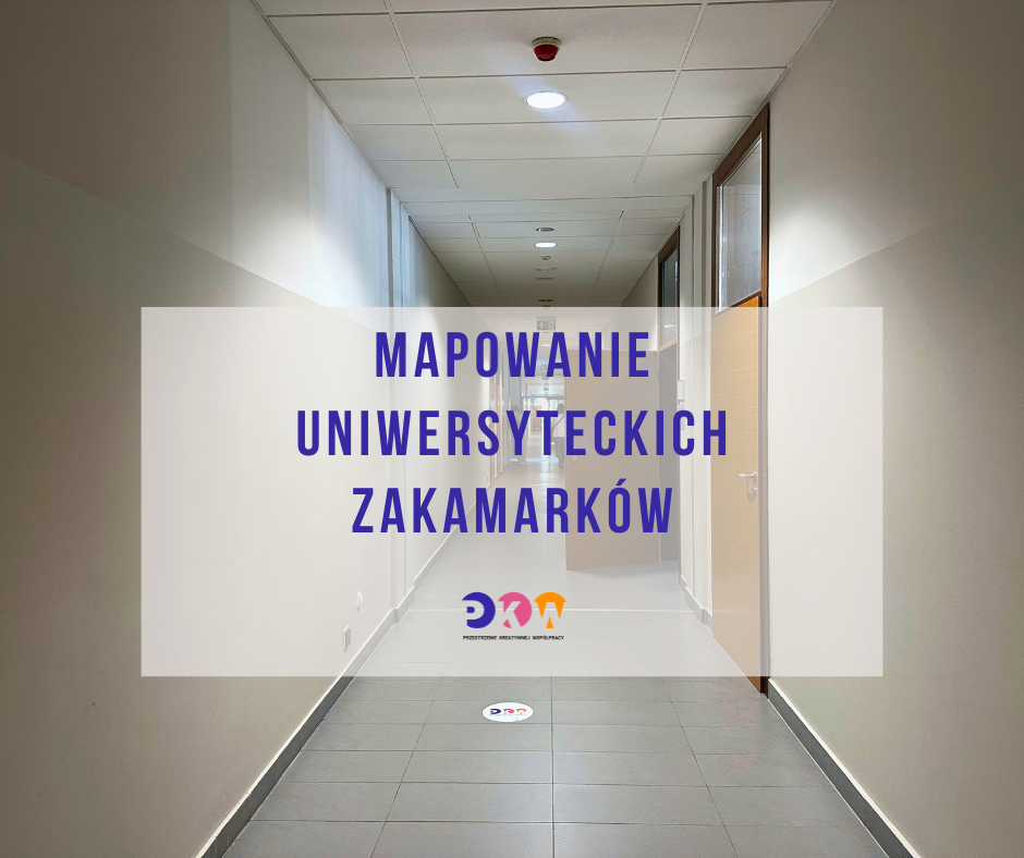 Zdjęcie korytarza z napisem Mapowanie Uniwersyteckich Zakamarków