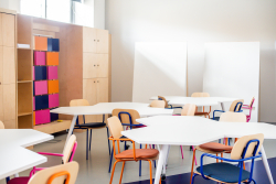 omarańczowe krzesła i drewniane meble w przestrzeni kreatywnej współpracy, zachęcające do twórczego myślenia i interakcji.