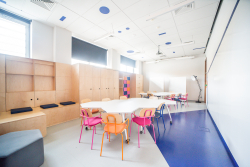 Przestrzeń do współpracy z eleganckim stołem i krzesłami, idealna do spotkań i kreatywnych dyskusji.