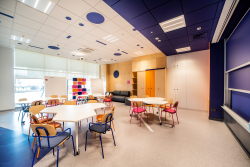 Przestrzeń edukacyjna z kolorowymi meblami, sprzyjająca kreatywnej współpracy i zaangażowaniu uczniów.