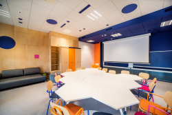 Klasa wyposażona w kolorowe meble, które dodają energii i radości do procesu kreatywnego.