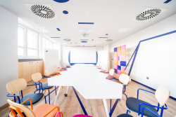 Nowoczesny biały stół z krzesłami, doskonały do spotkań i współpracy.